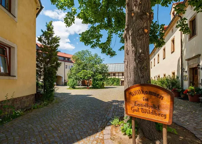 Landhotel Gut Wildberg mit Badeteich und großem Garten