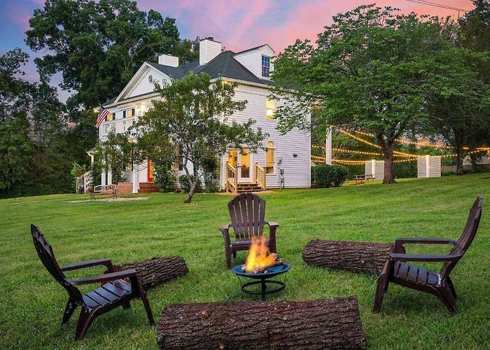 Colonial Manor