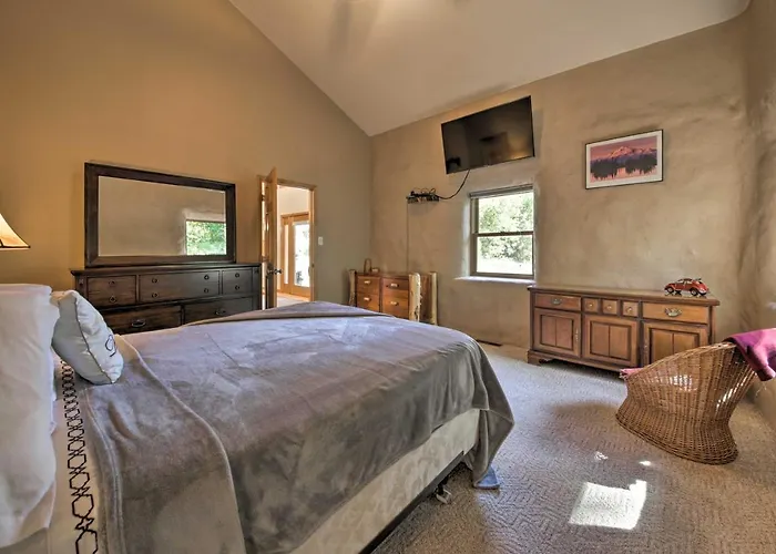 Peaceful Custom Carbondale Home W/ Deck, Near Siu!