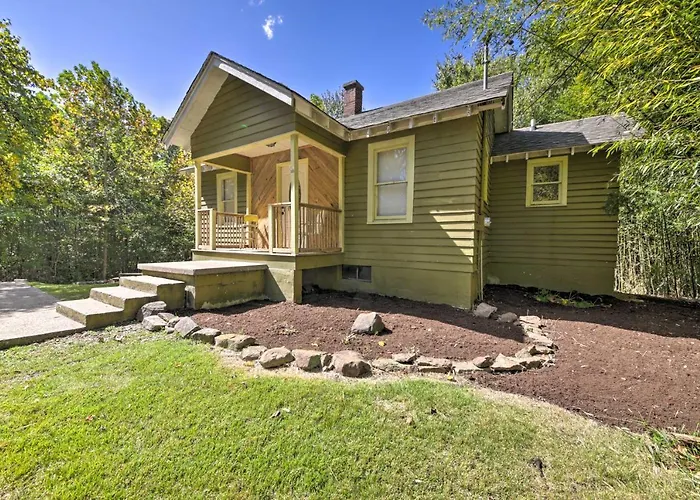 Pet-Friendly Cottage W/ Fire Pit - 3 Mi To Siu!