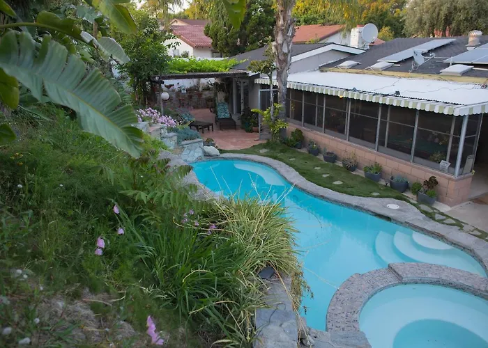 Artistic Resort Like Home With Pool