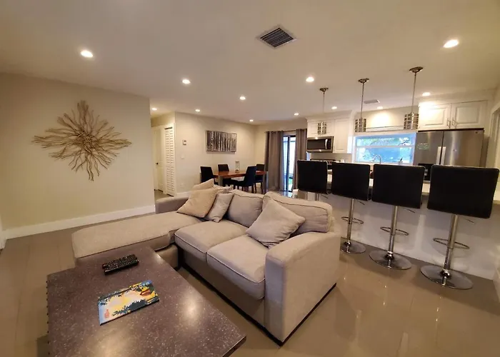 Lakefront Vacation Home - Sleeps 8