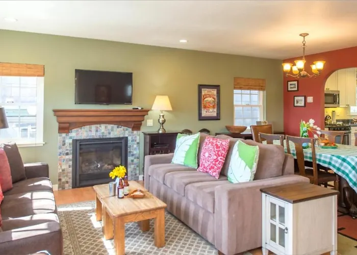 Sea Breeze! Walk To Beach!! In The Village! Bbq! Fast Wifi!! Dog Friendly!