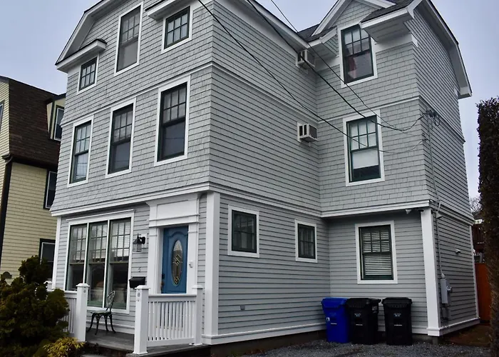 Modern Cottage Downtown Npt-Waites Wharf Cottage Re05618-Str