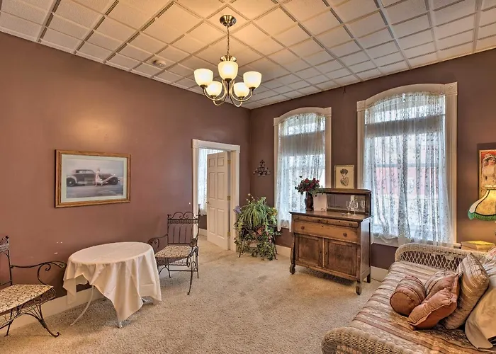 Pet-Friendly Apt: 2 Blocks To Riverside Park!