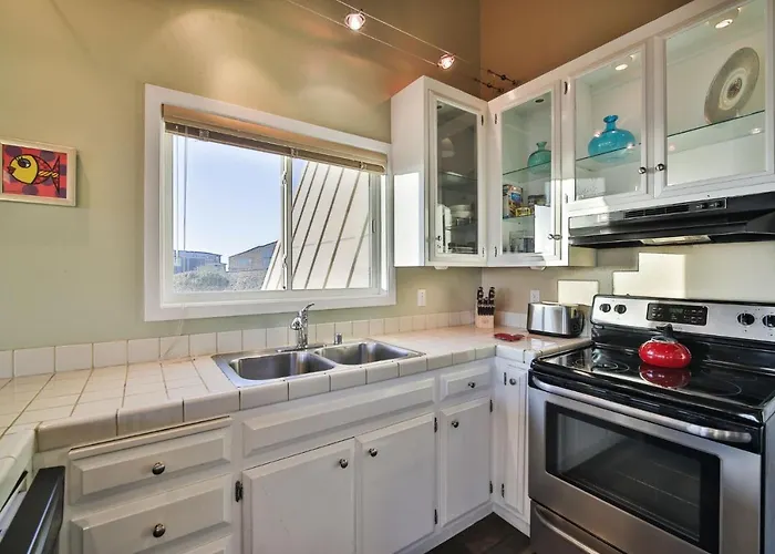 Beach Nest! Hot Tub! Sauna! Bbq Grill! Amazing Views!! Romantic Getaway! Dog Friendly!!