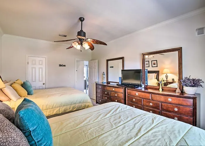 South Padre Island Condo W/ Pool Access & Balcony!