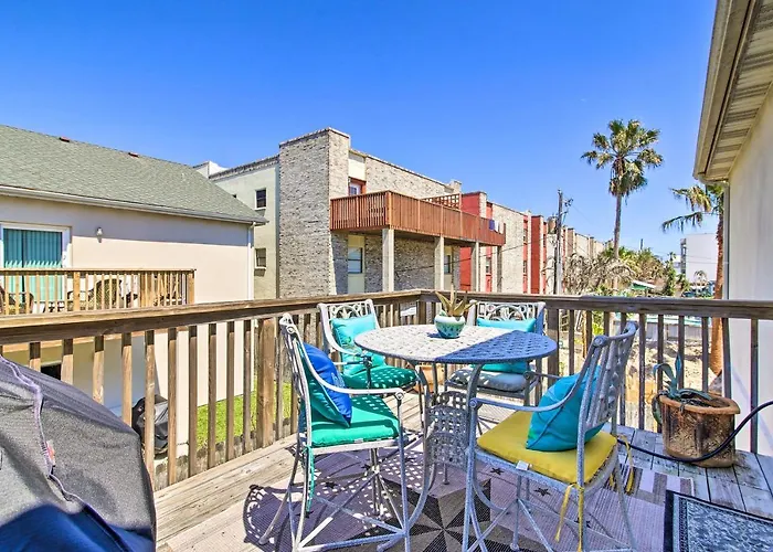 South Padre Island Condo W/ Pool Access & Balcony!