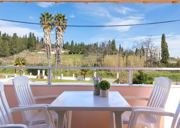 Nikos Pool House & Apartments