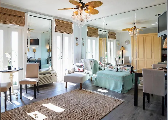 Palm Beach Hotel With Juliette Balconies! 2 Blocks From Beach! Historic Landmark