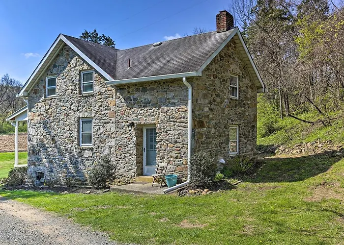 Patio & Fire Pit: Idyllic Cottage In Hellertown!
