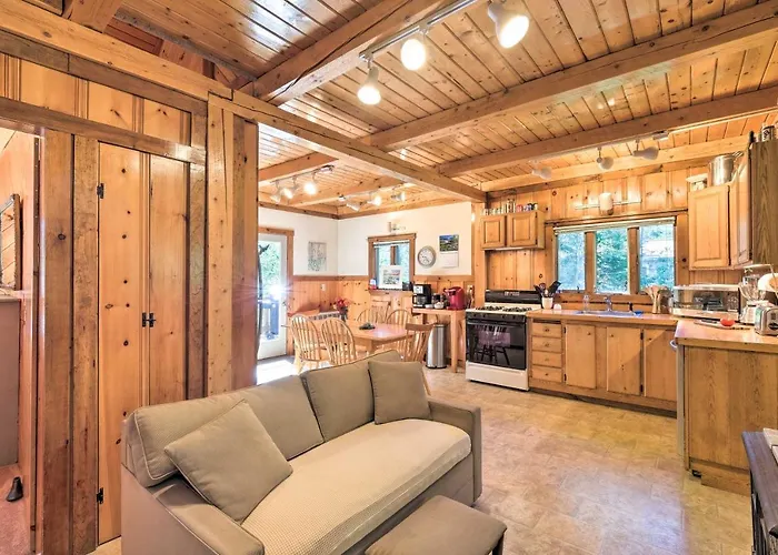 1 Mi To Downtown Bbh: Coastal Cabin W/ Deck & Yard