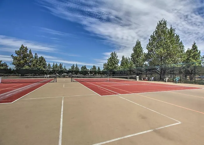 Redmond Resort Townhome W/ Private Hot Tub