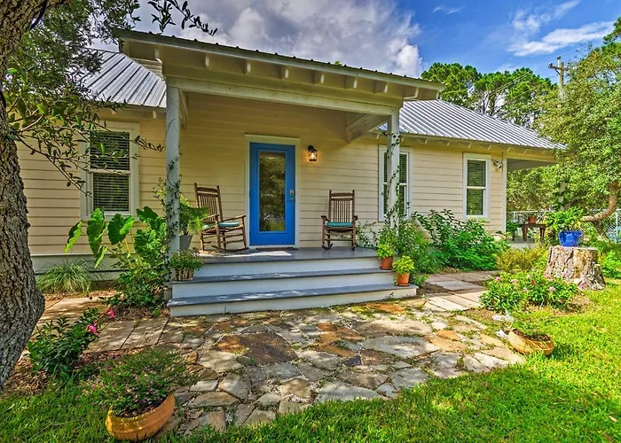 Tropical Studio: 1/4 Mi To Public Beach Access!