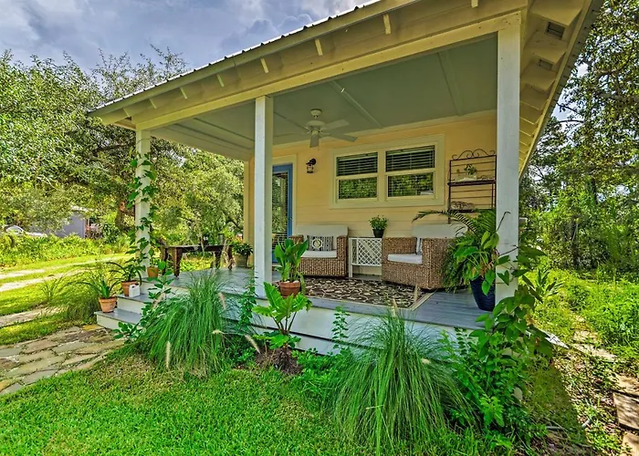 Tropical Studio: 1/4 Mi To Public Beach Access!