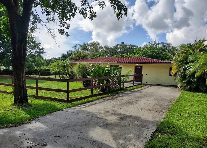 Sunshine Acre 2B 2B King Master Suite, Big Yard