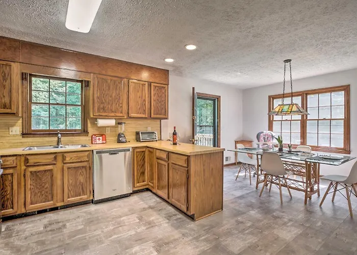 Quiet Home W/ Fire Pit - 1 Mi To Downtown Acworth!