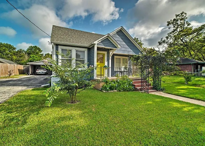 Pet-Friendly Brenham Cottage W/ Yard!