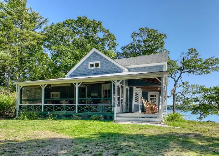 Spacious Waterfront Estate & Cabins W/ Porch, Fireplace, Kayaks & Free Wifi