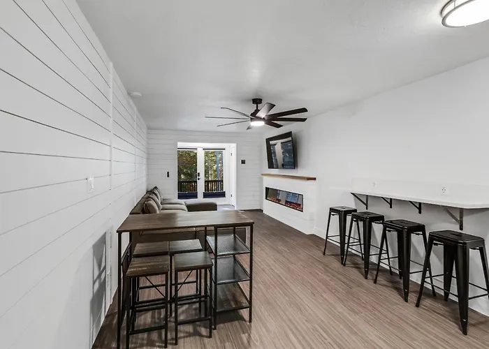 Beautiful Ski-In Ski-Out Condo Located On The Eagle Point Resort! Condo