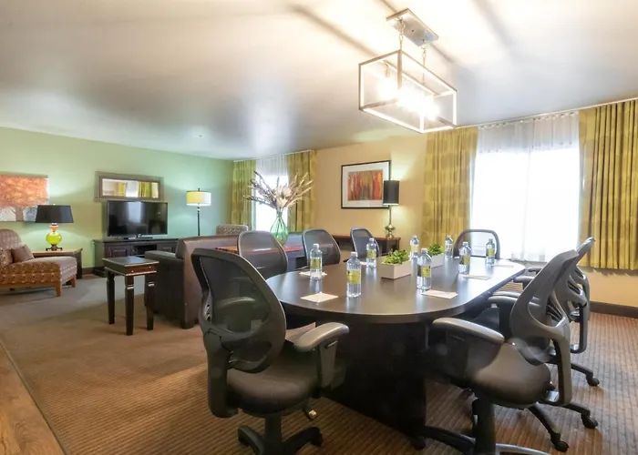 Oxford Suites Portland - Jantzen Beach
