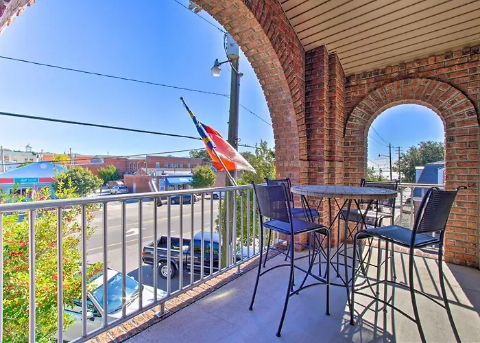 1/2 Mi To Riverwalk! Historic Dtwn Southport Condo