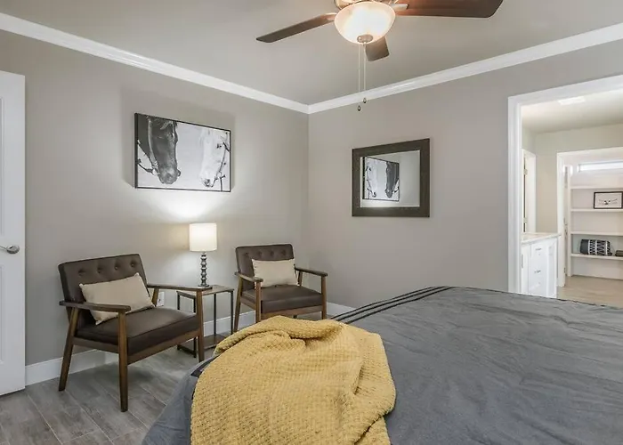 Beautifully Decorated New Home, King Bed, Washer/Dryer & Fully Stocked Kitchen