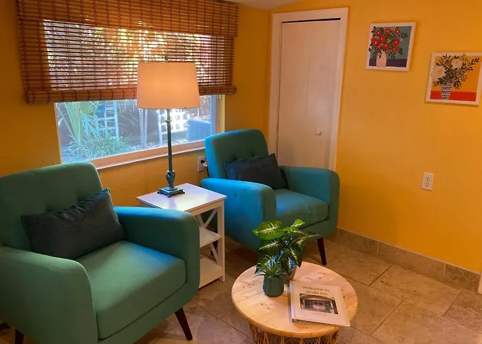 3Gulls Inn Ozona-Boutique Hotel-Steps From Restaurants & Brewery-Swimspa Pool-Pet Friendly