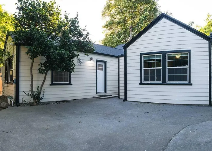 Lovely House Near Downtown, Home Away From Home!