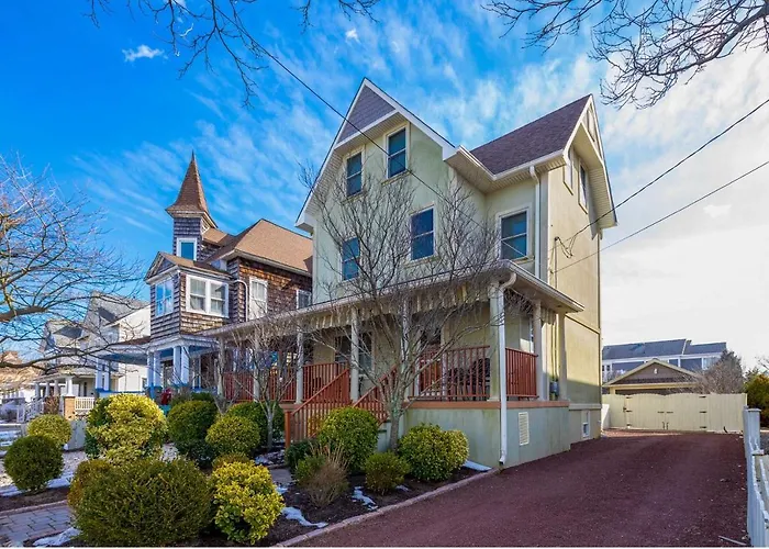 Beautiful Spacious Beach Home, Private Deck & Grill, With Beach Badges