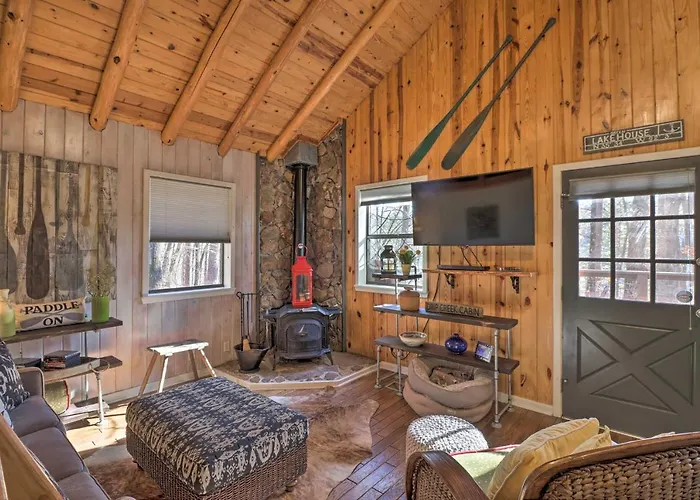 Scenic Greers Ferry Cabin W/ Deck + Fire Pit!