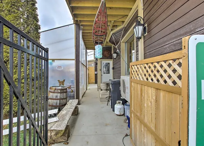 Dtwn Sheboygan Apt Above Local Bar!