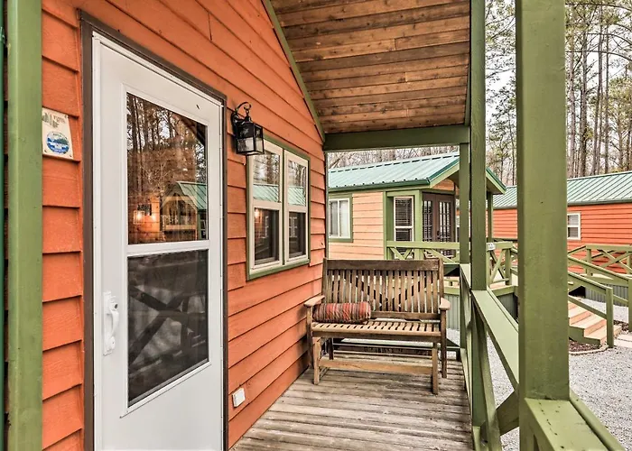 Charming New Bern Log Cabin - Pets Welcome!