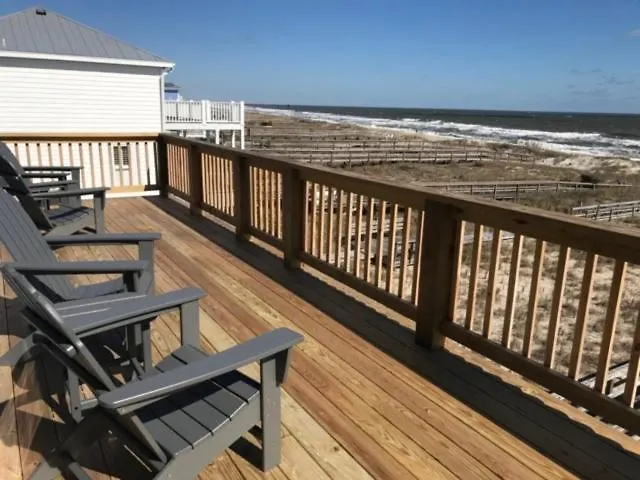 Sea Haven: Oceanfront Family Retreat with Private Deck