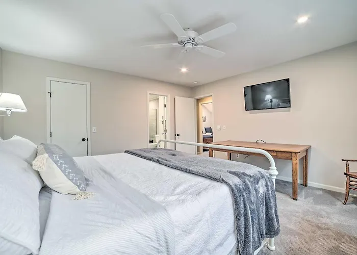 2 Mi To Tunnel Of Trees: Home W/ Furnished Deck