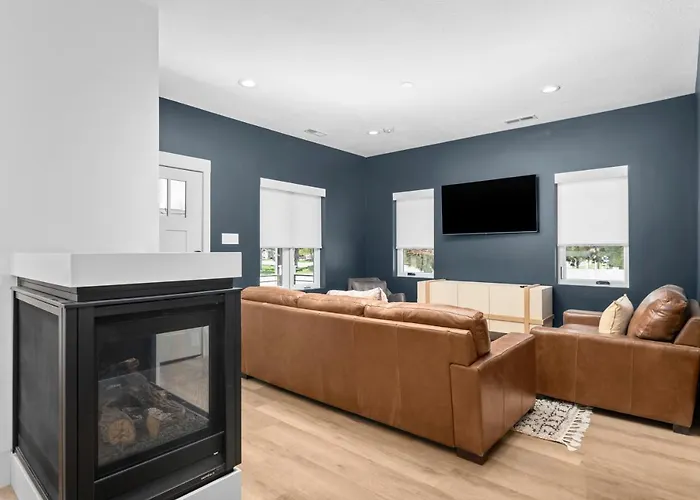 New Mountain Retreat With Hot Tub & Putting Green
