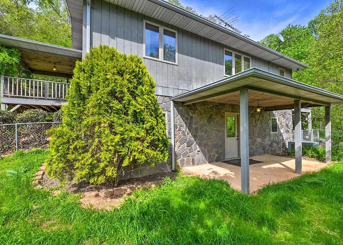 Pet-Friendly Waynesville Home W/ Mountain Views!