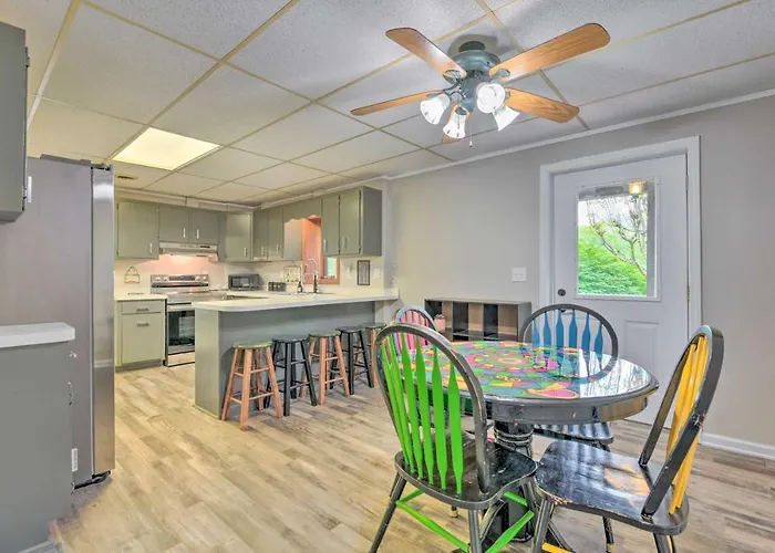 Pet-Friendly Waynesville Home W/ Mountain Views!
