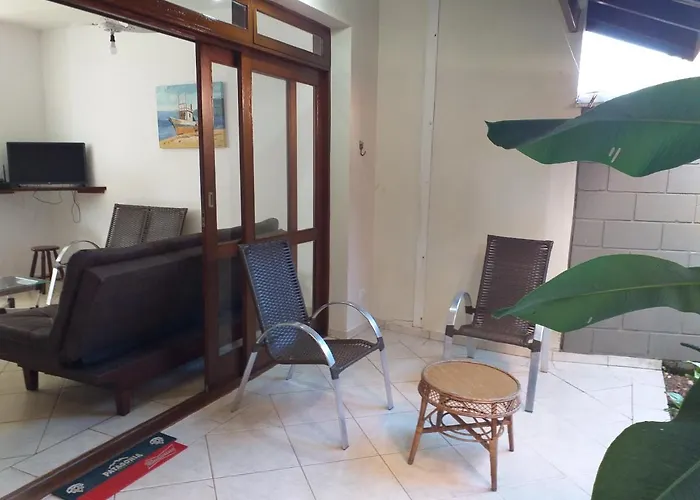 Casa em Juquehy, condomínio com piscina, área verde a 700 m da praia