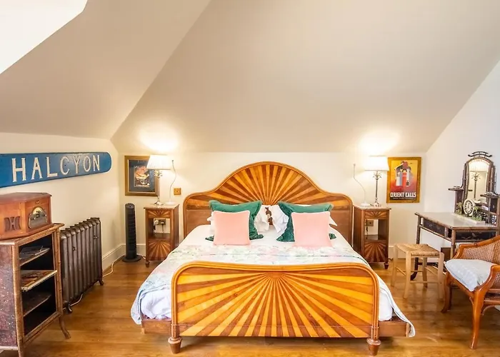 Tolcarne Beach Colonial Restaurant&Rooms