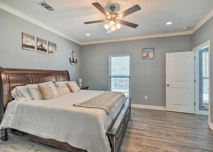 Ocean-View Deck, Walk To Shore: Crystal Beach Gem!