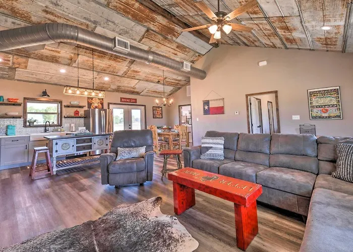 Modern Stephenville Farmhouse: 8 Mi To Dtwn!