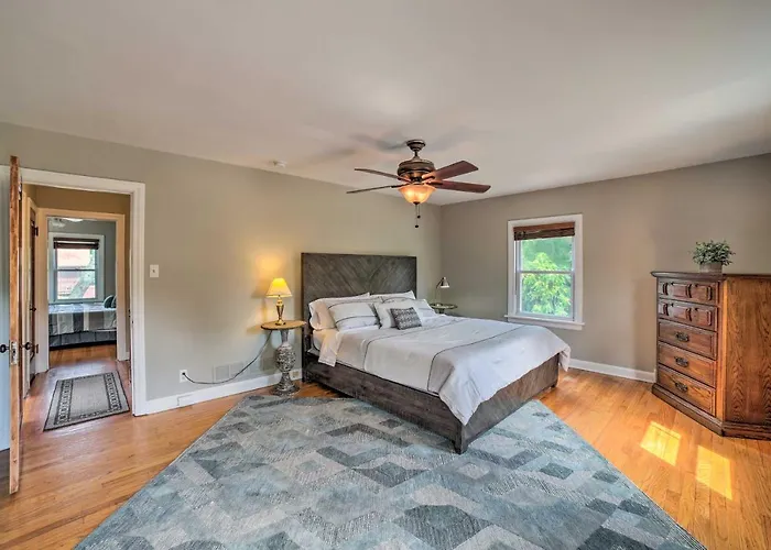 Pet-Friendly Lake Getaway: 1 Block To Beach!