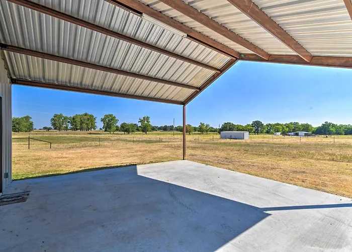 Modern Stephenville Farmhouse: 8 Mi To Dtwn!