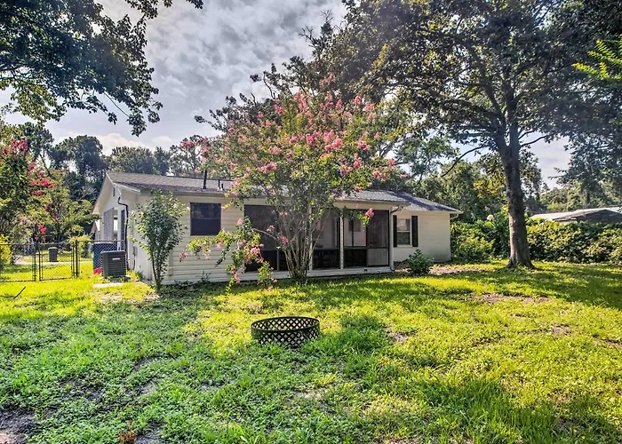Pet-Friendly Brunswick Retreat W/ Gas Grill!