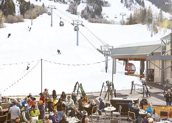 Aspen Downtown Luxury: 3-Bedroom with Pool, Hot Tubs & Game Room