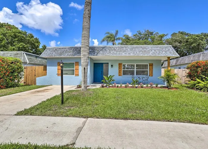2 Mi To Beach: Home W/ Screened Porch In Largo