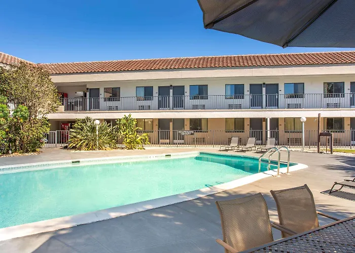 Super 8 By Wyndham Naples