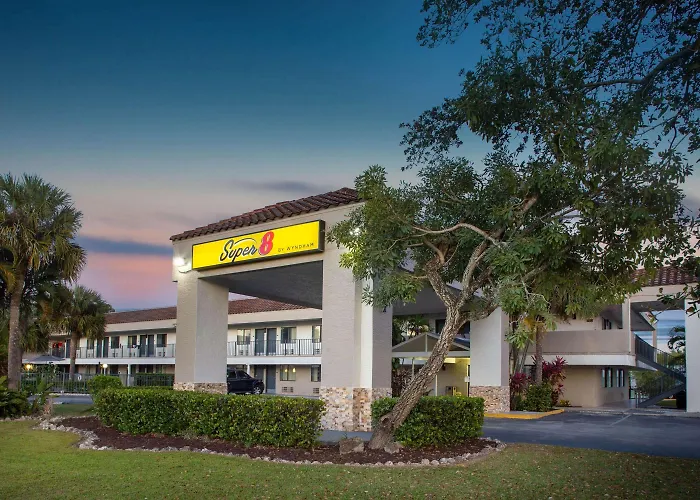 Super 8 By Wyndham Naples