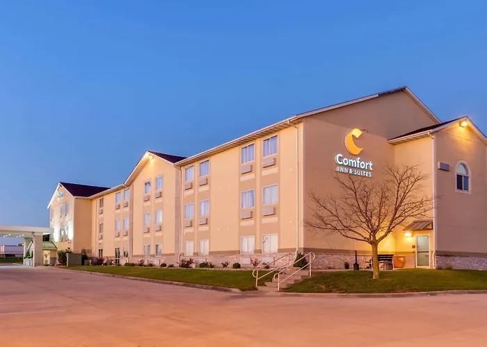 Comfort Inn & Suites Near Route 66
